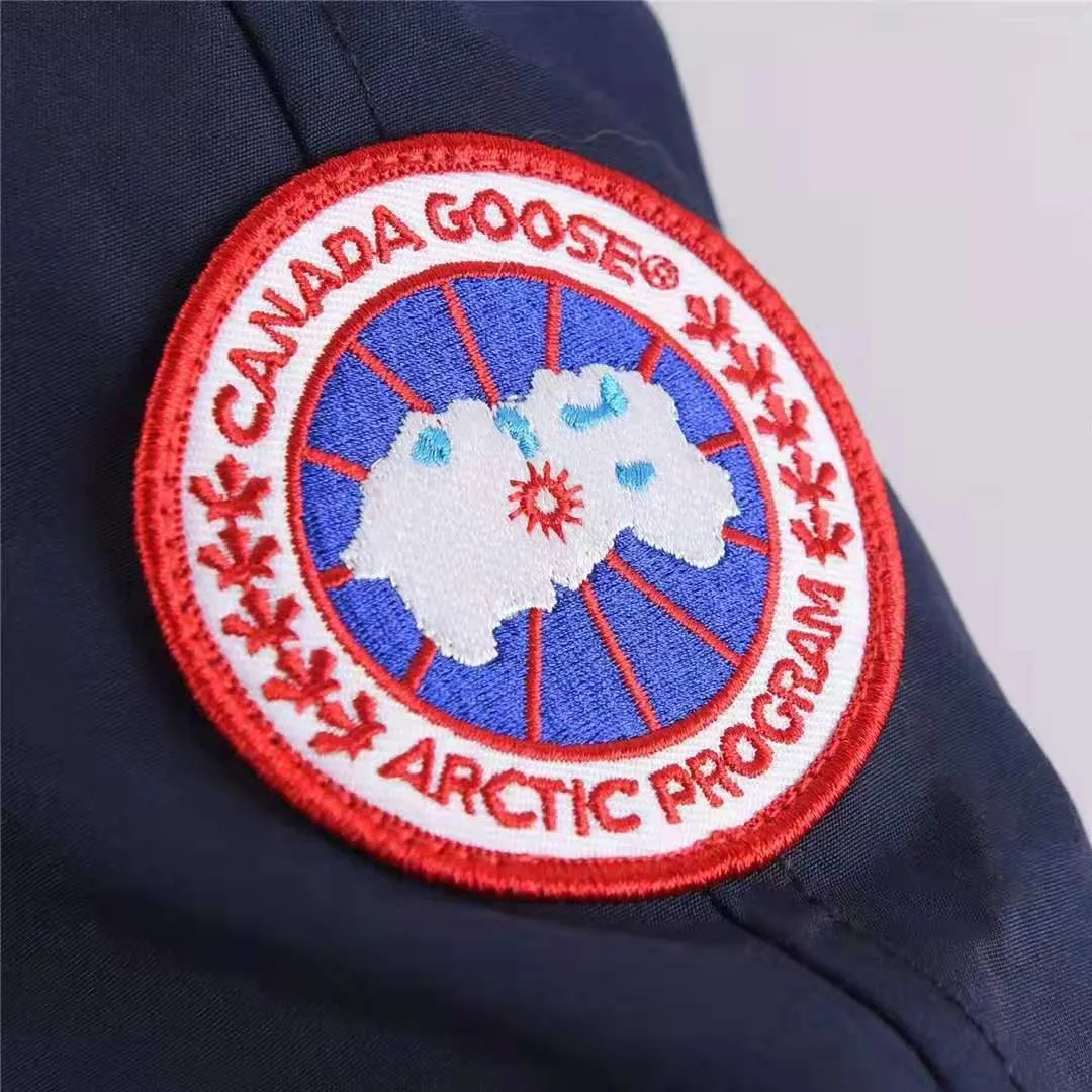 P780 with dust bag) Canada Goose Canada Goose #Chilliwack 7999M bomber jacket short down jacket ➖ Genuine synchronous anti-counterfeiting chip sensor! ➖ Imported 21-count polyester-cotton blended original fabric [last year’s 16-count/18-count hard fabrics have been completely eliminated, this year all use 21-count genuine synchronous fabrics, the soft mid-strap feels delicate and textured], genuine synchronous Feather-Light 10D waterproof coating fabric, made of 84.5 polyester fiber and 15.5 cotton, 100% the best feel in the entire network! ➖ The genuine official website is synchronized with the national standard 80 white duck down, you can check the official website customer service, there will never be a series of misleading claims such as 90 down or goose down! ➖ Using the best nylon lining with double double-layer sealing design, velvet-proof No. 7 needle + grid-filled down ready-made garments, there is 100% no so-called velvet running! ➖ The cuffs are designed with thickened seamless threads, and the collar and pockets are lined with top-quality polar fleece to keep you warm and comfortable! ➖ Yoshida YKK provides original custom-made electroplated sliders. YKK two-way lockable zippers are tight and smooth and will not peel off paint! ➖ 3M composite guarantees that the Velcro is the same as the original, durable, and all accessories and hardware are custom-made! ➖ Imported BEHRINGER embroidery machine to customize the 10,000-needle embroidery logo, 98% of which can be reproduced to restore the original logo. You can check and compare on the official website! 01 models for men and women SIZE: XS S M L XL XXL